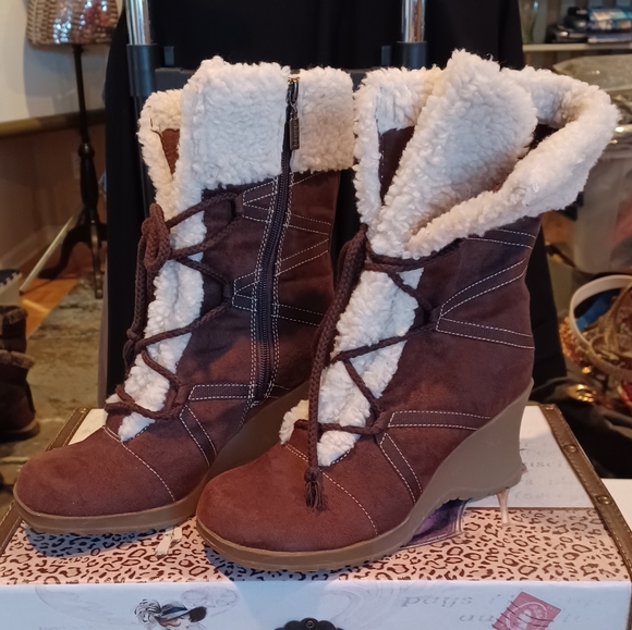NWOT/BOX BONGO BOOTS "WINTER BLAST" 7 1/2 M 4472628 CHOCOLATE SHERPA LINED WEDGE - Picture 1 of 15